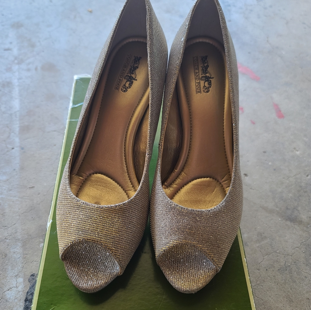 Elegant Gold Women's Flats